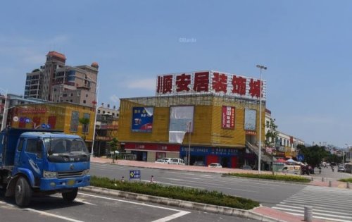 学校，市场，都在对面。(图1)