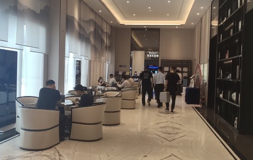 周五下午4点，看房办手续的络绎不绝(图2)